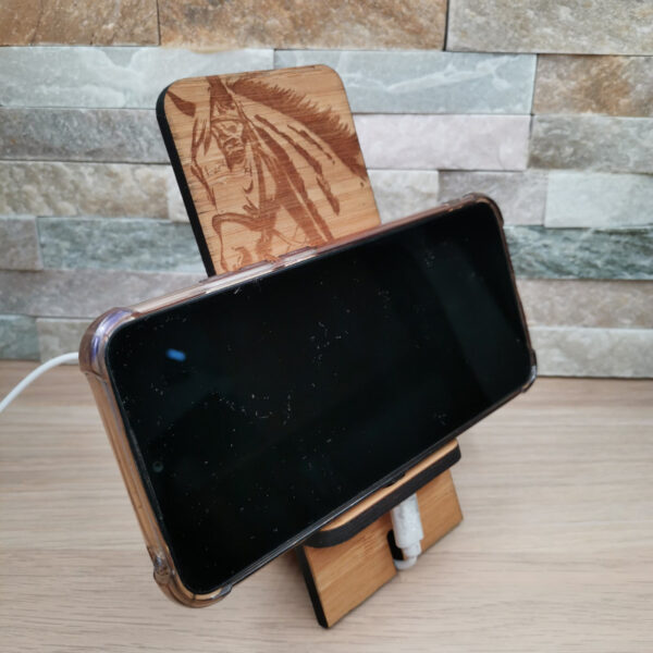 Support de téléphone portable en bambou, encoche prévue pour le passage du câble de chargement, téléphone posé à l'horizontal