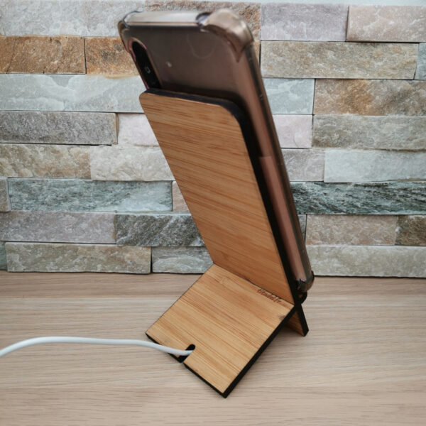 Support de téléphone portable en bambou, encoche prévue pour le passage du câble de chargement, vue arrière