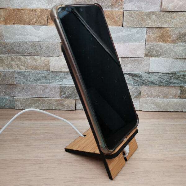Support de téléphone portable en bambou, encoche prévue pour le passage du câble de chargement, vue de profil