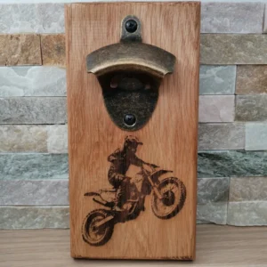 Décapsuleur mural en bois de chêne décoré d'une moto-cross gravé au laser