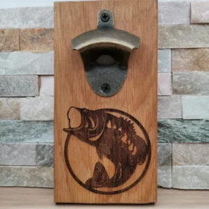 Décapsuleur mural en bois de chêne décoré d'un poisson gravé au laser