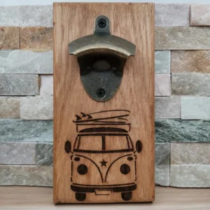 Décapsuleur mural en bois de chêne décoré d'un van vintage gravé au laser