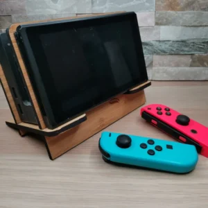 Support d'accueil dock Nintendo Switch, console et manettes sur la façade