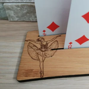 Support cartes à jouer en bambou pour enfants, détail danseuse