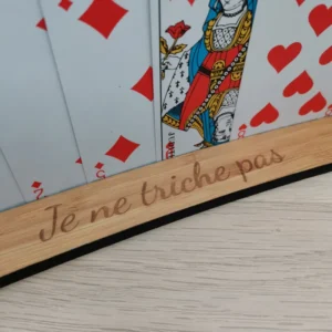 Support cartes à jouer en bambou pour enfants, détail "je ne triche pas"