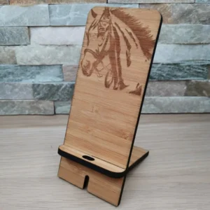 Support de téléphone portable en bambou, décoré avec une gravure de cheval
