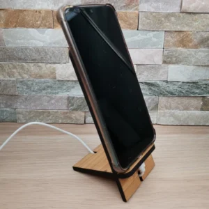 Support de téléphone portable en bambou, encoche prévue pour le passage du câble de chargement, vue de profil