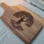Planche decoupe bois grave arbre de vie