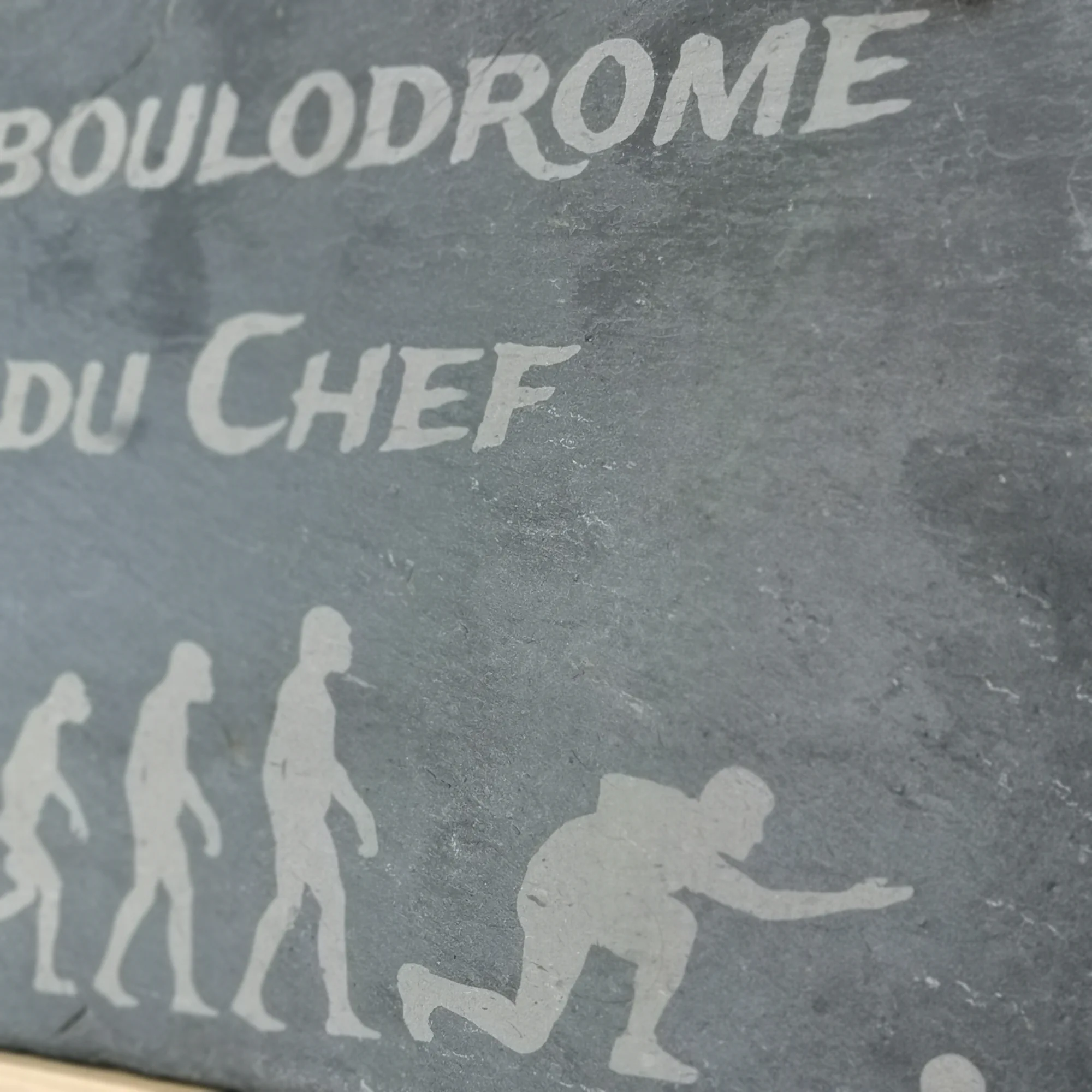 Detail gravure ardoise deco boulodrome