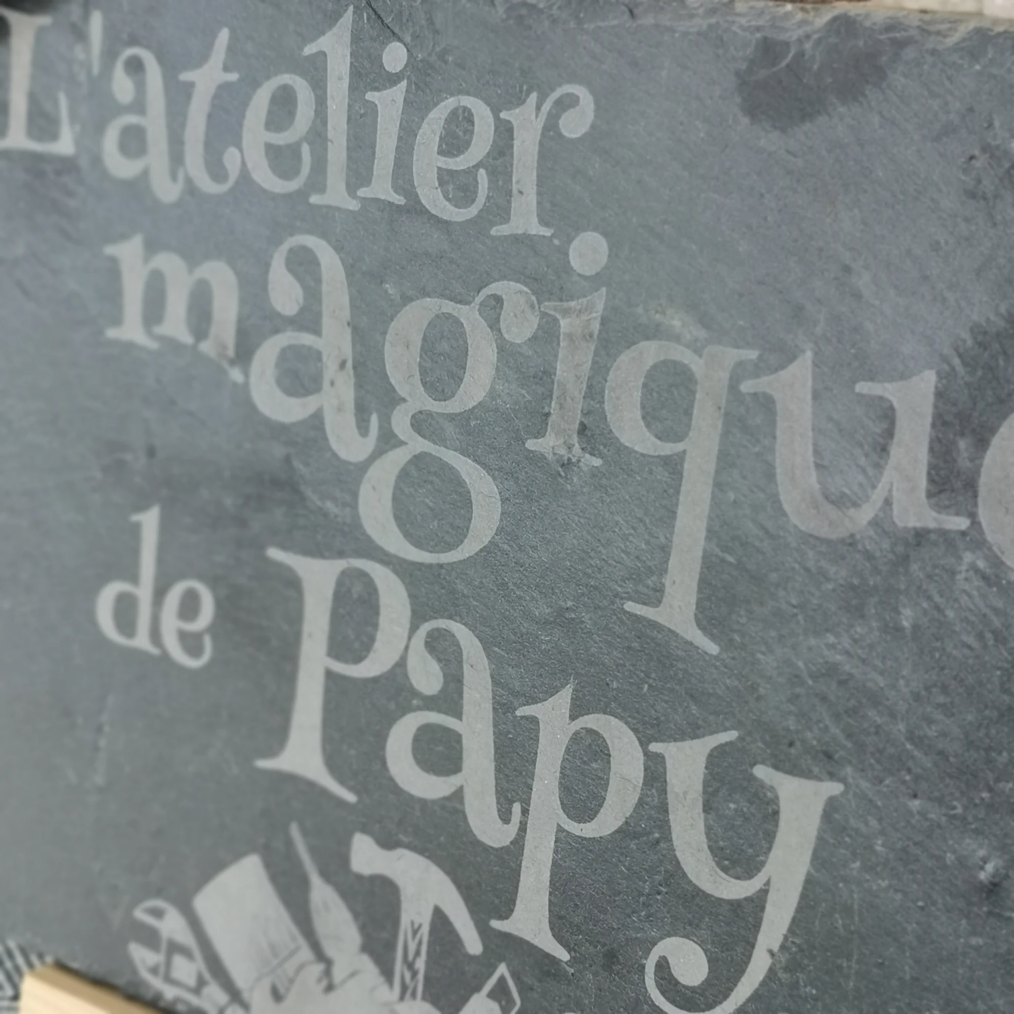 Detail gravure plaque ardoise papy